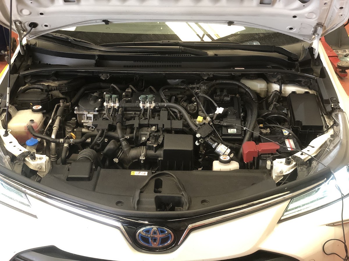 Compartimento motor de un coche con el capó abierto